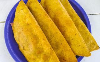 Mexicaans empanada Aan blauw bord van playa del carmen Mexico. foto