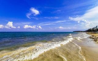 tropisch mexicaans strand helder turkoois water playa del carmen mexico. foto