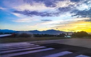 kleurrijk zonsopkomst Bij luchthaven met bergen in puerto escondido Mexico. foto