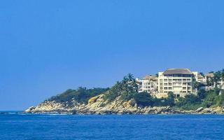 zon strand mensen golven en boten in puerto escondido Mexico. foto