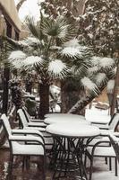 tafels in cafés gedekt met sneeuw foto