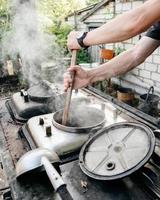 koken in de veldkeuken tijdens de oorlog in oekraïne, omstandigheden tijdens de oorlog. foto