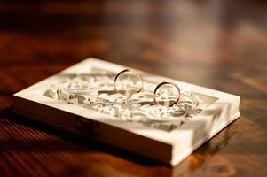 goud ringen van pasgetrouwden, bruiloft accessoires, ringen detailopname. foto