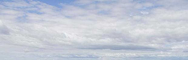 beeld van een gedeeltelijk bewolkt en gedeeltelijk Doorzichtig lucht gedurende de dag foto