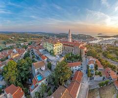 dar panorama over- de haven van Kroatisch kust- stad- vrsar in istrië gedurende zonsondergang foto