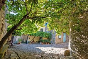 typisch straat tafereel van de middeleeuws stad- van groznjan Aan de Istrisch schiereiland zonder mensen foto