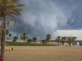 aanstaande onweersbui Bij stad strand in Barcelona foto