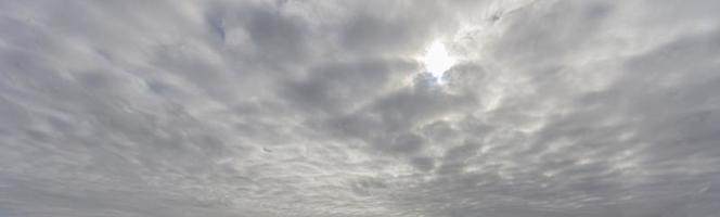 beeld van een donker en bewolkt lucht gedurende de dag foto