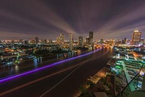 panoramisch antenne nacht afbeelding van de Bangkok horizon en chao phraya rivier- foto