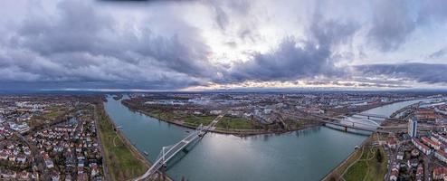 dar panorama over- de Rijn en de Frans stad van Straatsburg gedurende de dag met bewolkt lucht foto