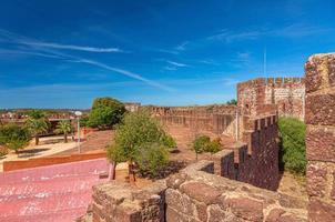 panoramisch afbeelding over- binnenplaats van castelo de silves in Portugal zonder mensen in zomer foto