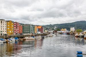 visie Aan kleurrijk pool huizen in de Noors stad van Trondheim in zomer foto