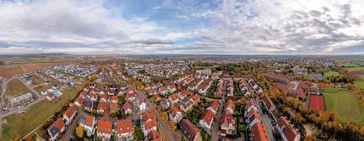 dar panorama over- jute stad- gebakkenberg gedurende de dag in herfst foto