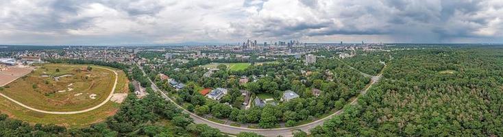 dar panorama over- de Frankfurt horizon genomen van de zuiden gedurende een naderen onweersbui foto