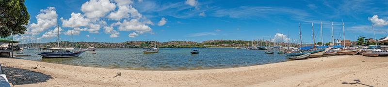 panoramisch visie van een jachthaven met stadsgezicht van Salvador de Bahia in de achtergrond foto