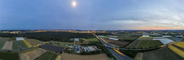 panoramisch dar afbeelding van snelweg 5 in de buurt darmstadt en andere stad Bij zonsondergang foto