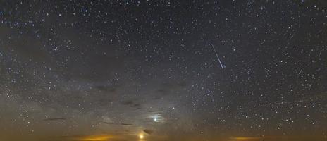 afbeelding van wolkenloos sterrenhemel lucht Bij 's nachts Bij noordelijk halfrond foto