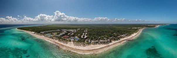 panorama over- een tropisch strand genomen van de water gedurende de dag foto