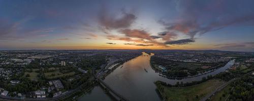 panoramisch antenne afbeelding van hoofdspits Oppervlakte met hoofd rivier- mond en stad van mainz gedurende zonsondergang foto