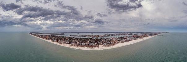 dar panorama over- Helder water strand in Florida Bij dag met bewolkt luchten foto