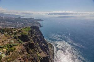 visie van Europese hoogste kliffen fajas de cabo girao Aan te portugees eiland van Madeira in zomer foto