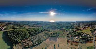dar panorama over- de Istrisch adriatisch kust in de buurt porec genomen van hoog hoogte met Doorzichtig lucht en indrukwekkend reflecties van de zon in de zee foto
