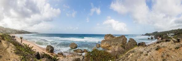 panoramisch afbeelding over- bad strand Aan Barbados gedurende dag foto