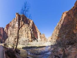 indruk van maagd rivier- wandelen pad in de Zion nationaal park in winter foto