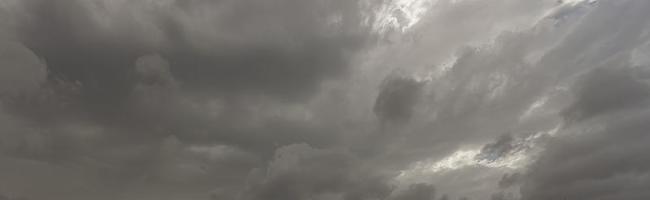 beeld van een donker en bewolkt lucht gedurende de dag foto