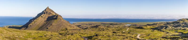 panoramisch visie van snaefellsjoekull vulkaan over- de snaefells schiereiland Aan IJsland in zomer gedurende dag foto