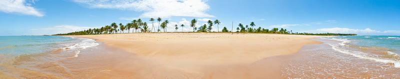 panoramisch visie over- de eindeloos en uitgestorven strand van praia Doen forte in de braziliaans provincie van Bahia gedurende de dag foto