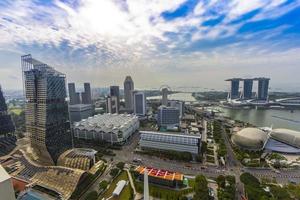 antenne panoramisch afbeelding van Singapore horizon en tuinen door de baai gedurende voorbereiding voor formule 1 ras gedurende dag in herfst foto