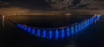 dar panorama van zonneschijn skyway brug over- tampa baai foto