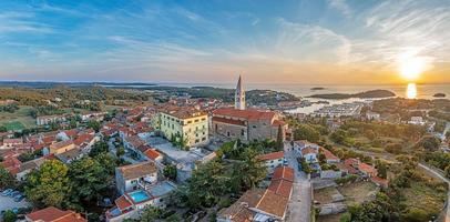 dar panorama over- de haven van Kroatisch kust- stad- vrsar in istrië gedurende zonsondergang foto