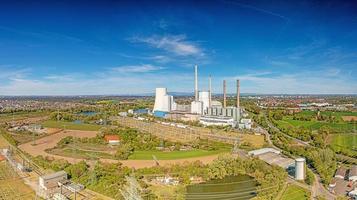 antenne visie van steenkool ontslagen macht fabriek gedurende dag met zonneschijn foto