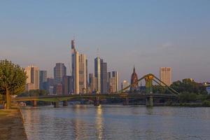 visie in Frankfurt horizon Bij een zonnig ochtend- met reflecties in de glas gevels foto