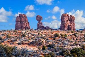 visie Aan evenwichtig rots in de bogen nationaal park in Utah in winter foto