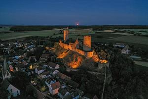 beeld van verlichte münzenberg kasteel ruïneren in Duitsland in de avond foto