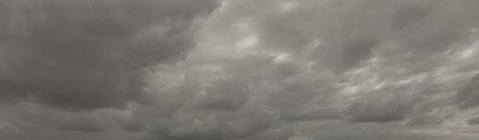 beeld van een donker en bewolkt lucht gedurende de dag foto