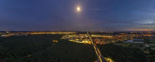 panoramisch dar afbeelding van snelweg 5 in de buurt darmstadt en andere stad Bij zonsondergang foto