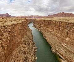 panoramisch visie Aan groen gekleurde Colorado rivier- van Navajo brug in winter foto