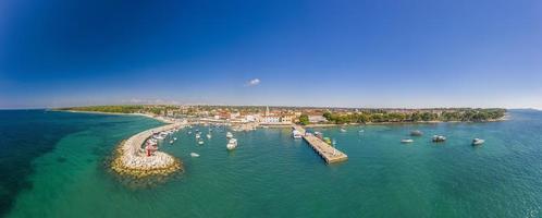 panoramisch antenne dar afbeelding over- de Istrisch stad- van fazana met haven gedurende dag foto