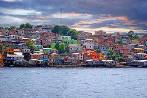 afbeelding van een behuizing landgoed in manaus met kleurrijk huizen genomen van de amazon rivier- foto