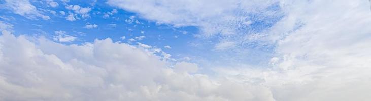 beeld van een gedeeltelijk bewolkt en gedeeltelijk Doorzichtig lucht gedurende de dag foto