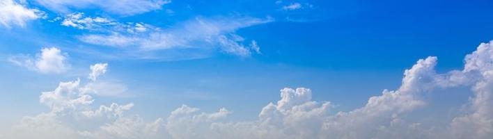 beeld van een gedeeltelijk bewolkt en gedeeltelijk Doorzichtig lucht gedurende de dag foto