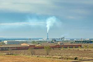 beeld van een roken schoorsteen van een verspilling verbranding fabriek foto