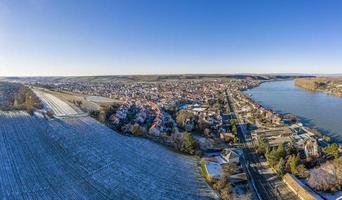 dar beeld van wijn dorp nierstein Aan de Rijn in blauw lucht en zonneschijn met sneeuw gedekt hellingen foto