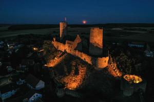 beeld van verlichte münzenberg kasteel ruïneren in Duitsland in de avond foto