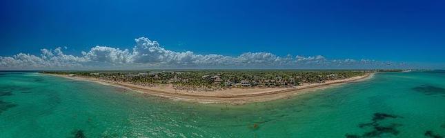 panorama over- een tropisch strand genomen van de water gedurende de dag foto