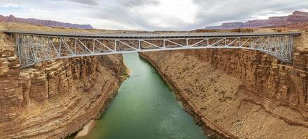 panoramisch afbeelding van Navajo brug en Colorado rivier- Bij dag foto